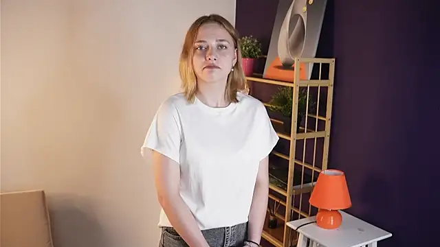 HollieCollelo online show from 9, 9, 2025