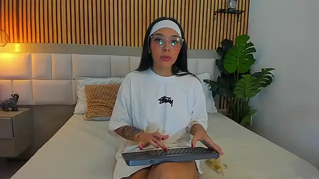 Roseaurora online show from 10, 11, 2025