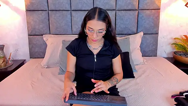 Roseaurora online show from 18, 5, 2026