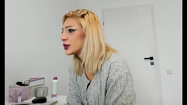 Snapshot of crystalxx18 chatting on 6, 10, 2025 crystalxx18 online show from 6, 10, 2025