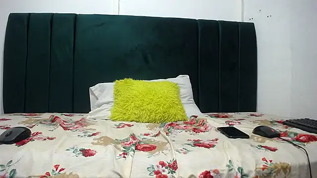 SweetSlenderChoc online show from 12, 1, 2026