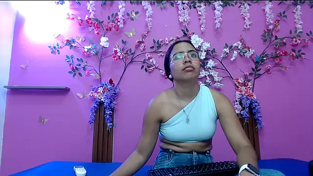 skinnysofia18 online show from 13, 4, 2026