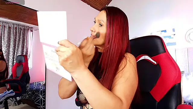 Naomi Redd online show from 4, 11, 2025