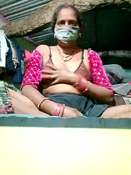 Snapshot of CUTE-004 chatting on 12, 11, 2025 CUTE-004 online show from 12, 11, 2025