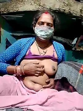 Snapshot of CUTE-004 chatting on 29, 11, 2025 CUTE-004 online show from 29, 11, 2025