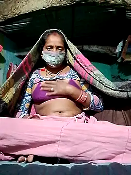 Snapshot of CUTE-004 chatting on 15, 11, 2025 CUTE-004 online show from 15, 11, 2025