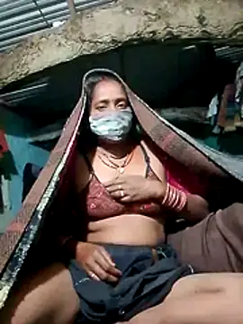 Snapshot of CUTE-004 chatting on 18, 11, 2025 CUTE-004 online show from 18, 11, 2025