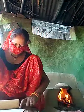 Snapshot of CUTE-004 chatting on 23, 12, 2025 CUTE-004 online show from 23, 12, 2025