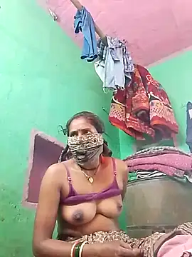 Snapshot of CUTE-004 chatting on 6, 11, 2025 CUTE-004 online show from 6, 11, 2025