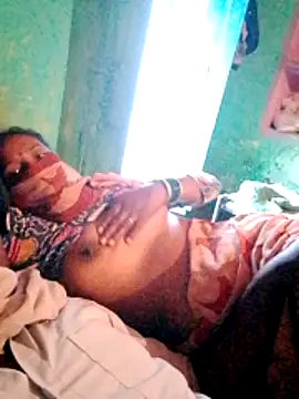 Snapshot of CUTE-004 chatting on 13, 10, 2025 CUTE-004 online show from 13, 10, 2025