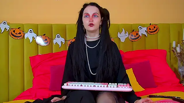 MollyMillsen online show from 29, 10, 2025