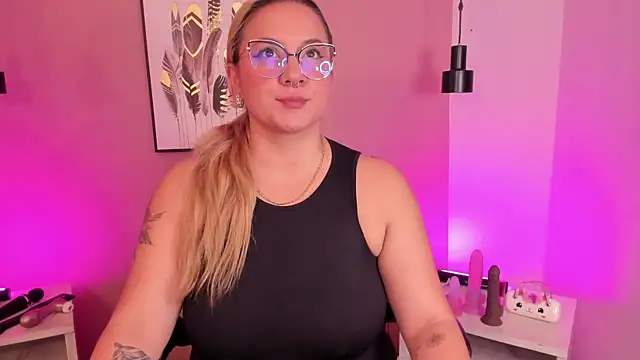 Snapshot of hollie_joliie chatting on 30, 10, 2025 hollie joliie online show from 30, 10, 2025