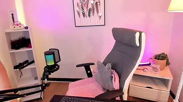 hollie joliie online show from 8, 3, 2026