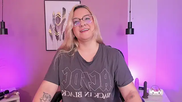 Snapshot of hollie_joliie chatting on 17, 10, 2025 hollie joliie online show from 17, 10, 2025