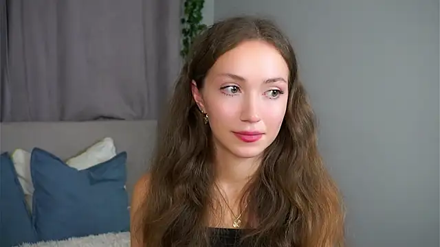 ZeniaBolich online show from 15, 9, 2025