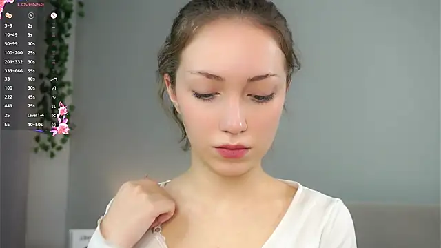 ZeniaBolich online show from 11, 11, 2025