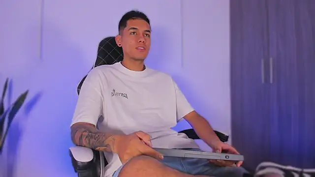 Nickyblazze  online show from 20, 10, 2025