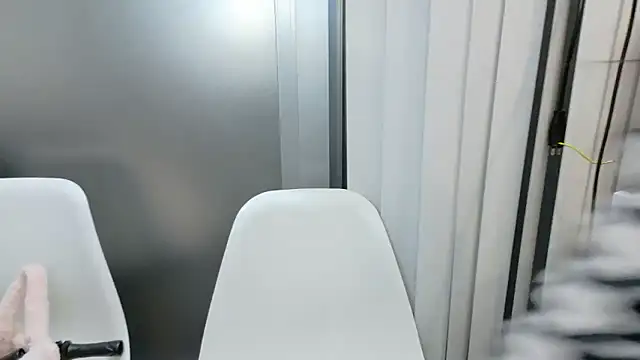 Snapshot of Ema-- chatting on 29, 11, 2025 Ema-- online show from 29, 11, 2025