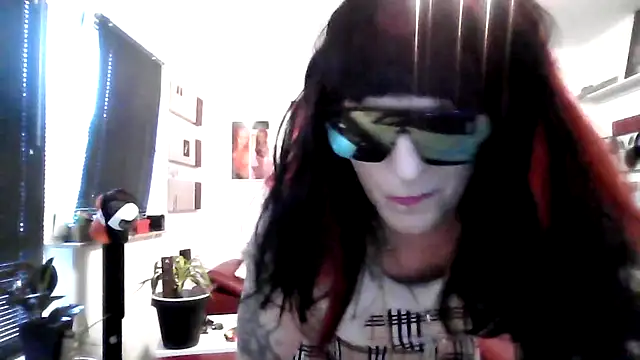 hellgirl1980 online show from 9, 9, 2025