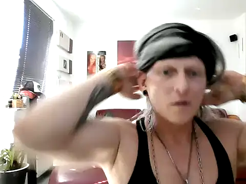 hellgirl1980 online show from 10, 9, 2025