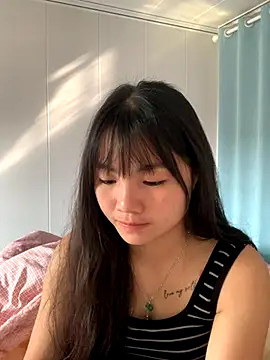 Emlyly-18 online show from 2, 11, 2025