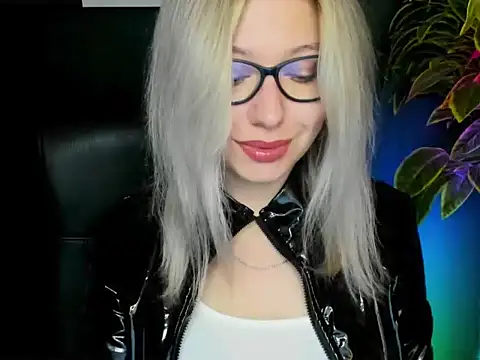 Snapshot of loveHeidi chatting on 18, 9, 2025 loveHeidi online show from 18, 9, 2025