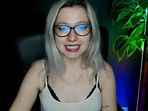 Snapshot of loveHeidi chatting on 17, 9, 2025 loveHeidi online show from 17, 9, 2025