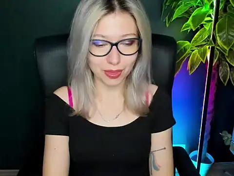 Snapshot of loveHeidi chatting on 11, 9, 2025 loveHeidi online show from 11, 9, 2025