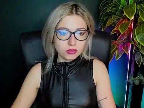 Snapshot of loveHeidi chatting on 2, 10, 2025 loveHeidi online show from 2, 10, 2025