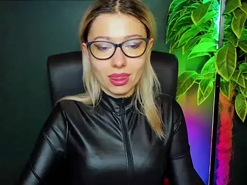 Snapshot of loveHeidi chatting on 25, 11, 2025 loveHeidi online show from 25, 11, 2025