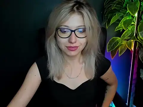 Snapshot of loveHeidi chatting on 7, 10, 2025 loveHeidi online show from 7, 10, 2025