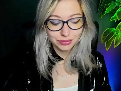 Snapshot of loveHeidi chatting on 23, 9, 2025 loveHeidi online show from 23, 9, 2025