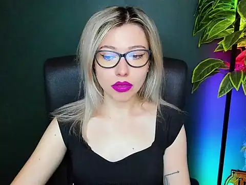 Snapshot of loveHeidi chatting on 10, 11, 2025 loveHeidi online show from 10, 11, 2025