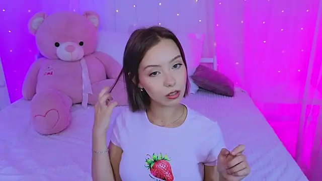 Snapshot of LumMina chatting on 13, 9, 2025 LumMina online show from 13, 9, 2025