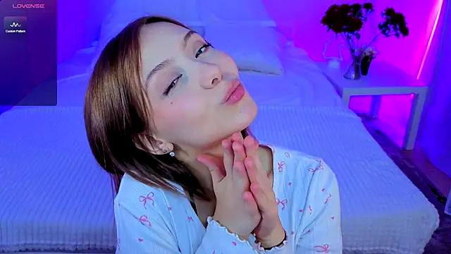 Snapshot of LumMina chatting on 11, 11, 2025 LumMina online show from 11, 11, 2025