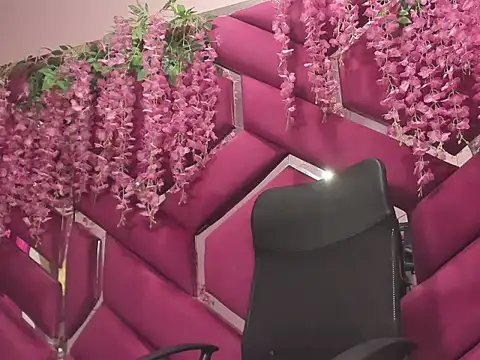 Lea Sweetly online show from 13, 9, 2025