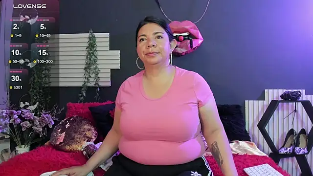 Snapshot of kinky_momm chatting on 15, 6, 2026 kinky momm online show from 15, 6, 2026