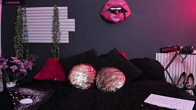 Snapshot of kinky_momm chatting on 9, 7, 2026 kinky momm online show from 9, 7, 2026