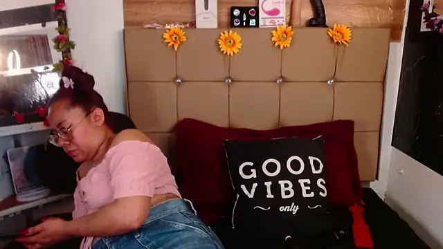 Snapshot of MIA__SPENCER chatting on 19, 11, 2025 MIA SPENCER online show from 19, 11, 2025