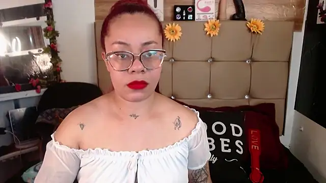 Snapshot of MIA__SPENCER chatting on 18, 11, 2025 MIA SPENCER online show from 18, 11, 2025