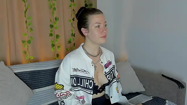 MiaKhallirae online show from 4, 10, 2025