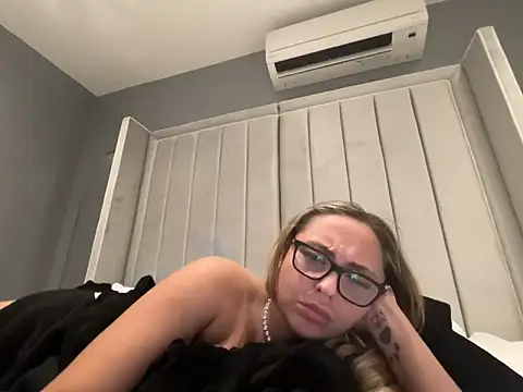 petitelucyXoxx online show from 3, 5, 2026