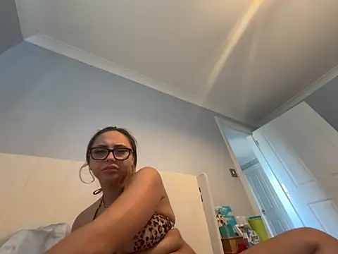 petitelucyXoxx online show from 1, 6, 2026