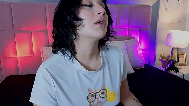 Snapshot of RobinBennett chatting on 7, 6, 2026 RobinBennett online show from 7, 6, 2026