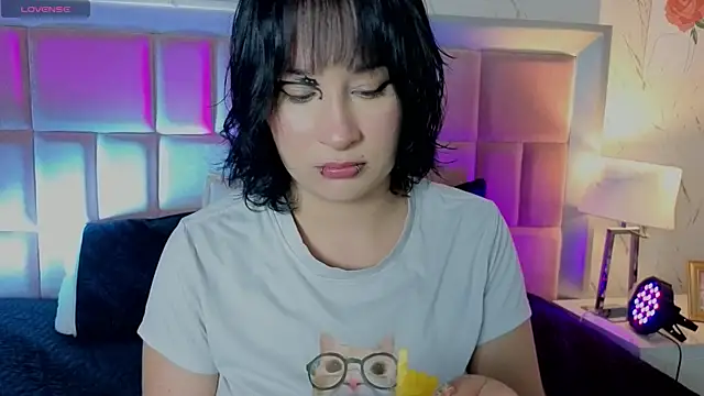 Snapshot of RobinBennett chatting on 5, 7, 2026 RobinBennett online show from 5, 7, 2026