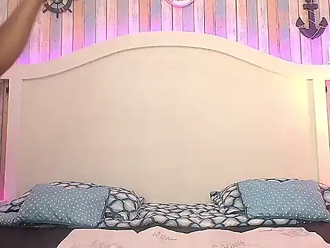 TINNATAYLOR online show from 24, 9, 2025