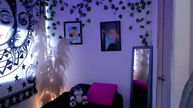 MarilynWhite  online show from 11, 11, 2025