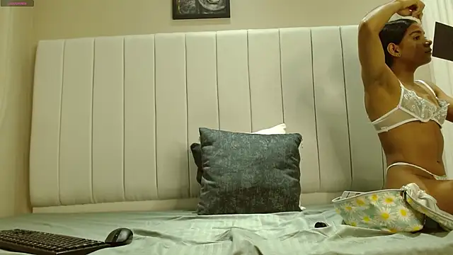 Snapshot of kendra_lux1 chatting on 14, 10, 2025 kendra lux1 online show from 14, 10, 2025