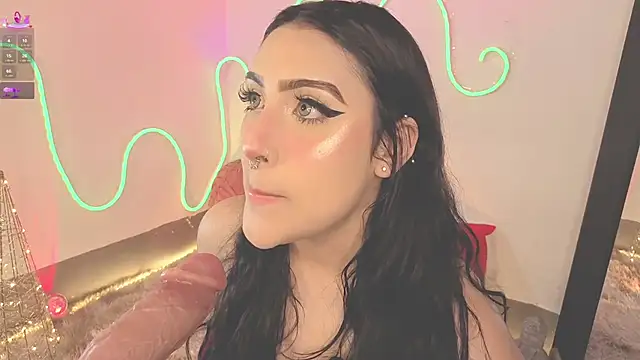 Snapshot of ashlynnlowe_ chatting on 20, 12, 2025 ashlynnlowe online show from 20, 12, 2025