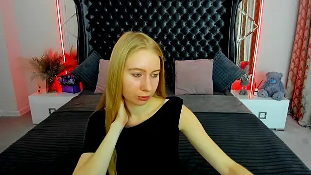 Snapshot of Alina_Blonde chatting on 18, 7, 2026 Alina Blonde online show from 18, 7, 2026